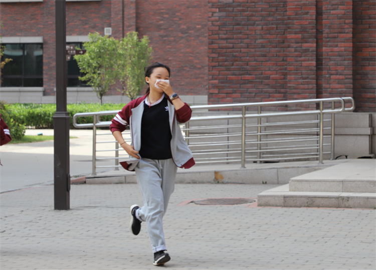 學生手拿濕毛巾捂住口鼻撤離.jpg