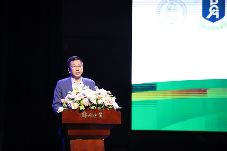 圖片3：鄭州市教育局二級調(diào)研員王巨濤致辭.JPG