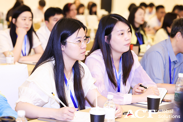 圖片3 鄭州中學(xué)參會教師認(rèn)真聽會.jpg