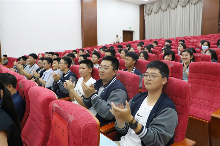圖片1：同學(xué)們興趣高漲，臺(tái)下掌聲連連.JPG