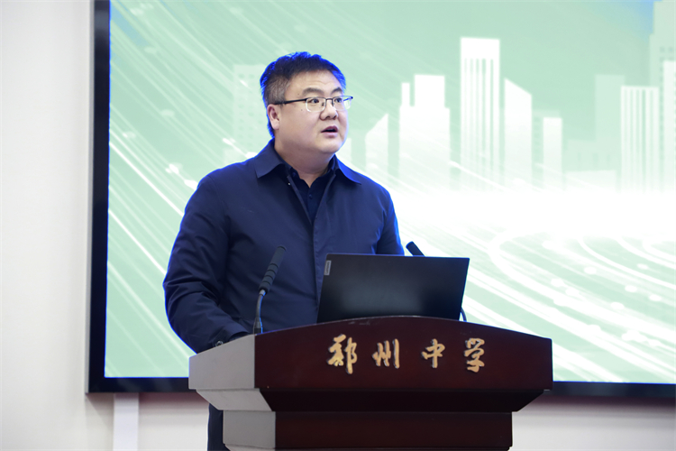 圖片5：州中學(xué)黨委委員、副校長田玉寶主持召開聯(lián)盟會(huì)員大會(huì).JPG