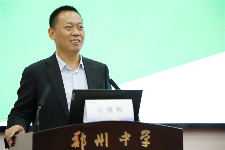 圖片8：鄭州輕工業(yè)大學(xué)國際合作與交流處副處長馬強(qiáng)和作講座.JPG