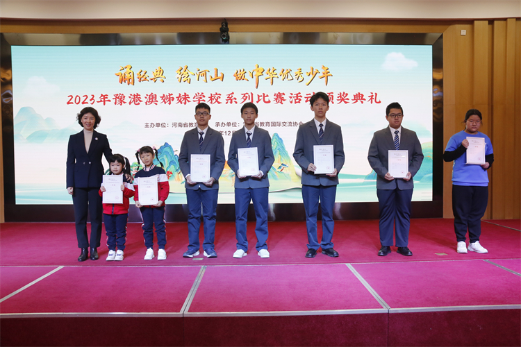 圖片3王華星處長(zhǎng)為二等獎(jiǎng)作品頒獎(jiǎng).JPG