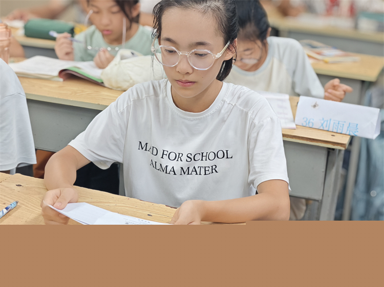 圖片6：將對老師的祝福塞進(jìn)信封.jpg