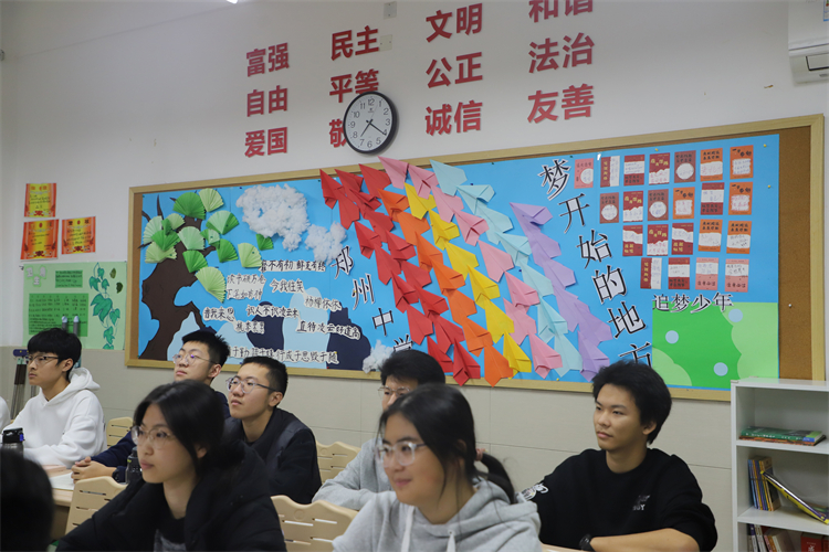 圖片10：高一3班“懷揣夢(mèng)想，翱翔天際”.JPG
