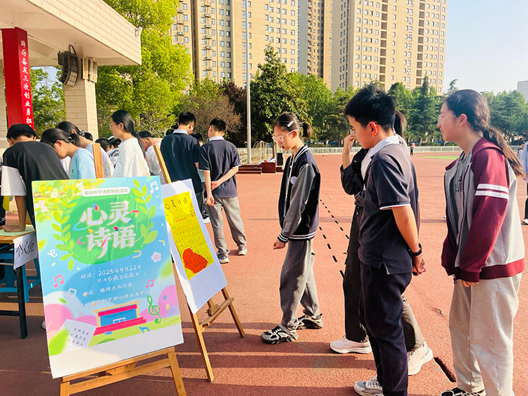 圖片1：活動(dòng)現(xiàn)場(chǎng)學(xué)生駐足觀看.jpg
