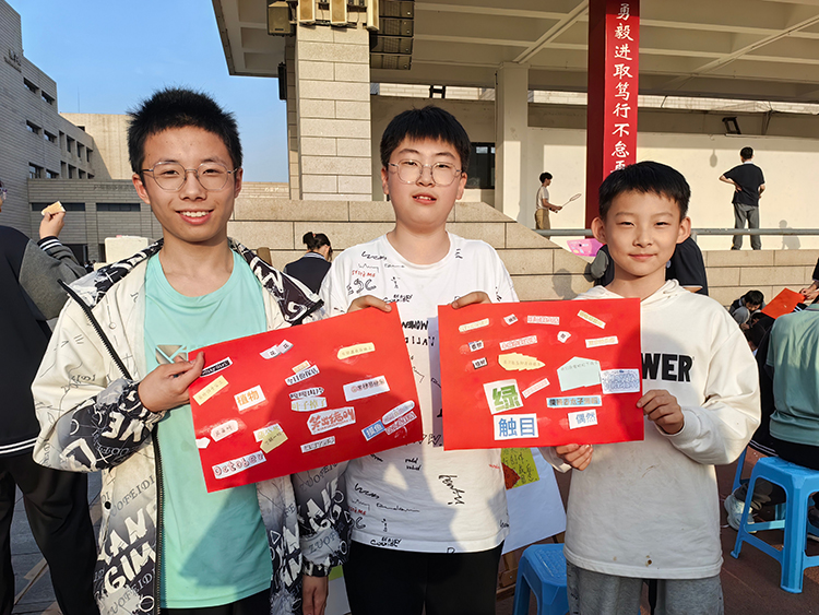 圖片7：學(xué)生開心地展示自己的作品6.jpg