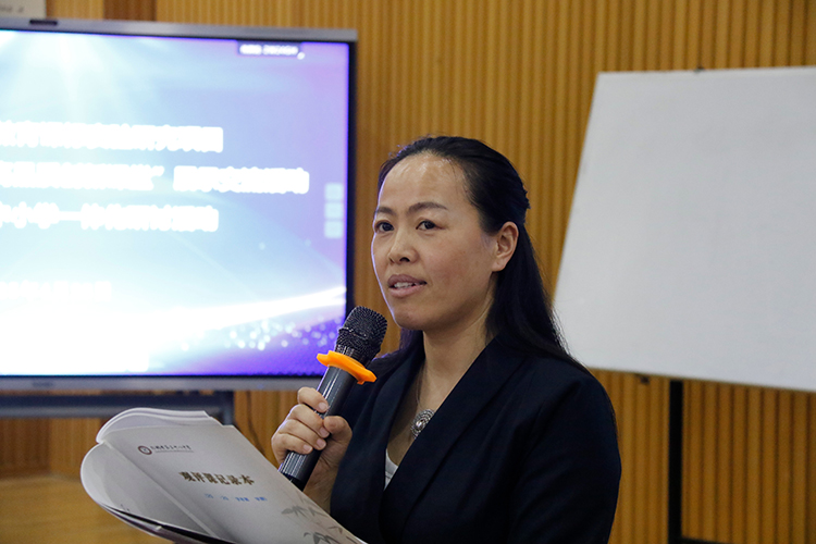 圖1：高新區(qū)教研員楊蘇娟主持會議.JPG