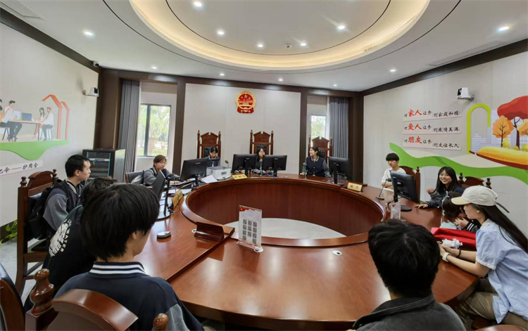 圖片5：感受模擬審判.jpg