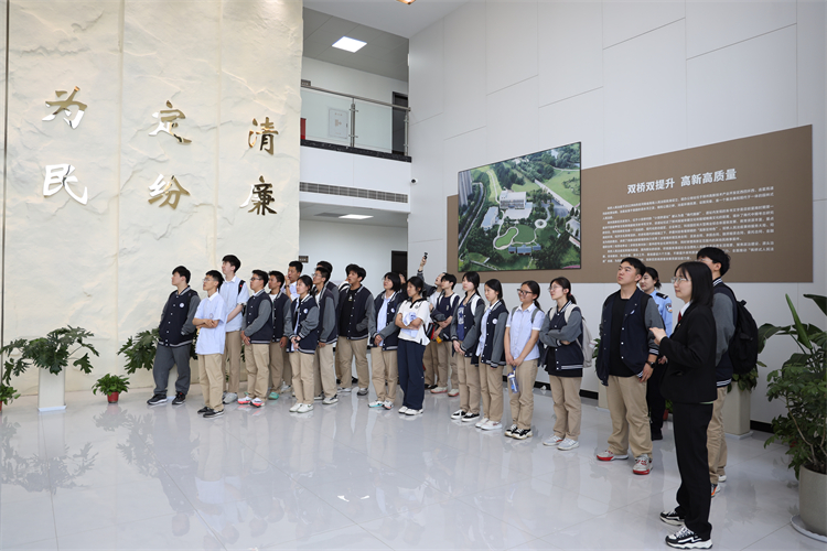 圖片2：參觀辦公大廳.JPG