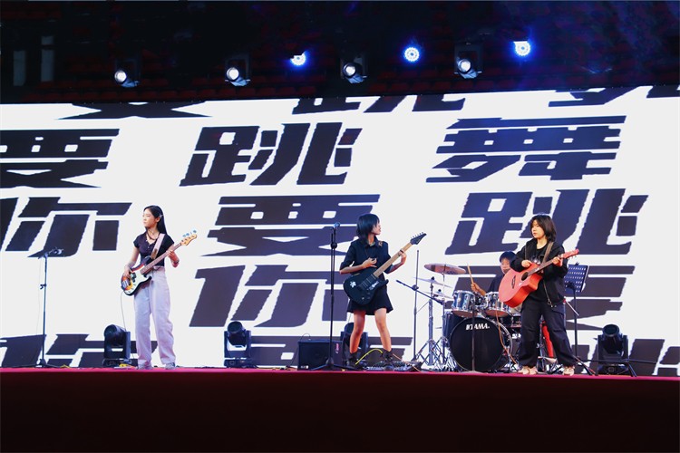 圖一：開場(chǎng)：樂隊(duì)表演《你要跳舞嗎》.jpg