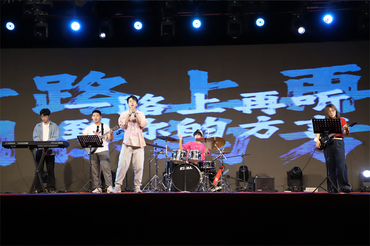 圖十二：樂隊(duì)表演《方的言》.jpg