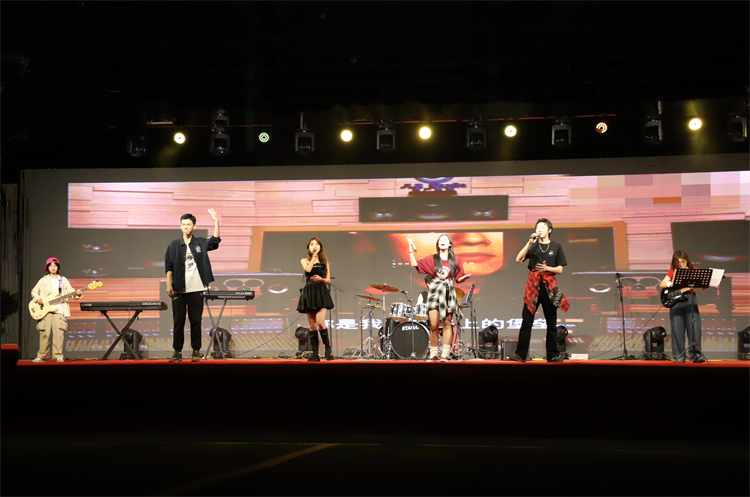 圖十四：樂隊(duì)表演《最美的太陽》.jpg