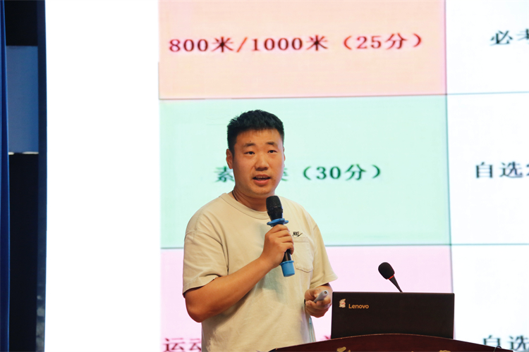 圖片2：蘆浩老師進行體育備考指導.jpg