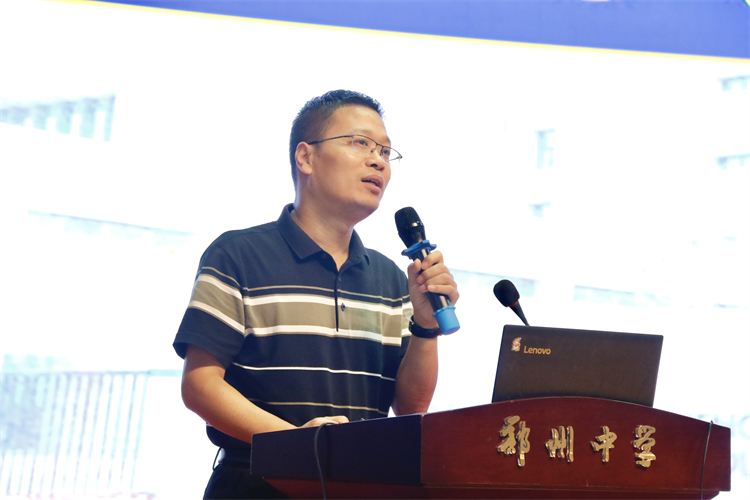 圖片10：初中部學生發(fā)展處主任張迎賓總結發(fā)言.jpg