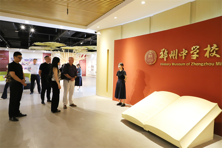 圖片2：參觀校史館 .jpg