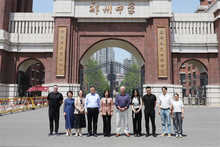 圖片6：鄭州中學黨委副書記、校長李蘭與英國客人合影留念.jpg
