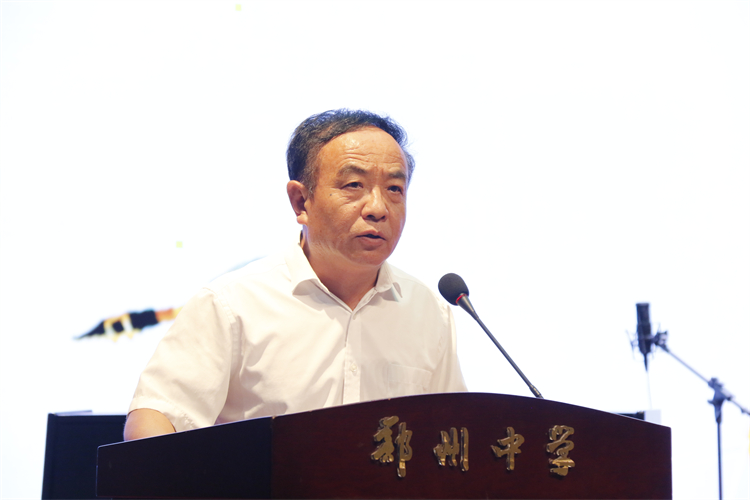 圖片2：鄭州中學(xué)黨委副書記李文增致辭.JPG