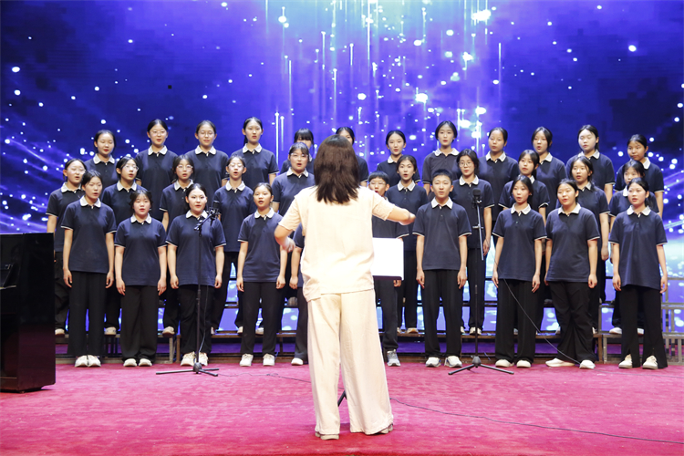 圖片4：Firefly合唱團(tuán)演唱歌曲《萱草花》《勇氣》.JPG