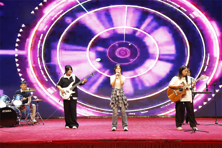 圖片14：樂隊(duì)演唱《找自己》.JPG