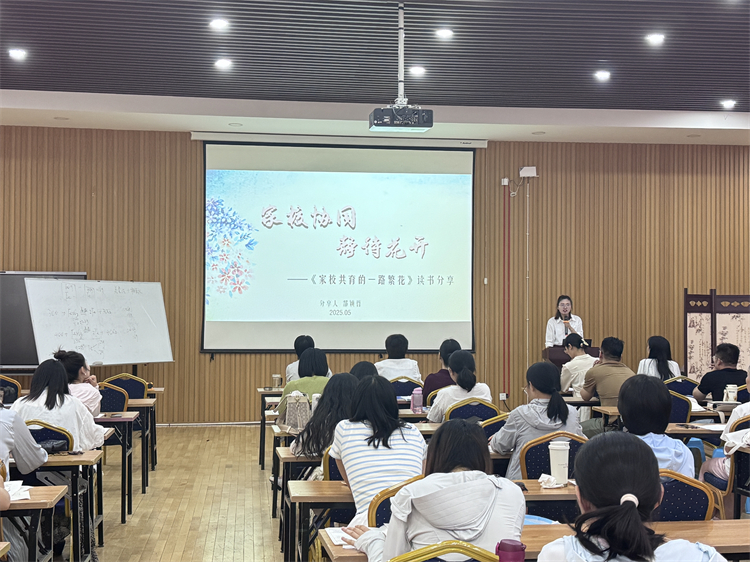 圖片5：郜穎哲老師進行讀書分享.jpg
