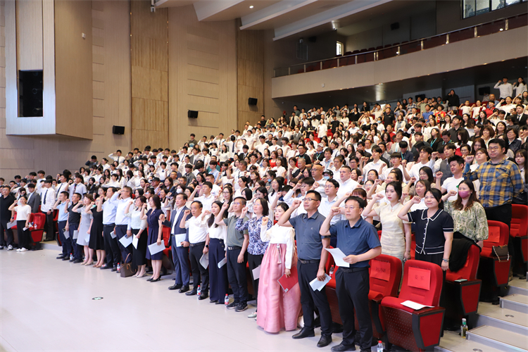 圖片3：全體師生重溫鄭州中學(xué)誓詞.JPG