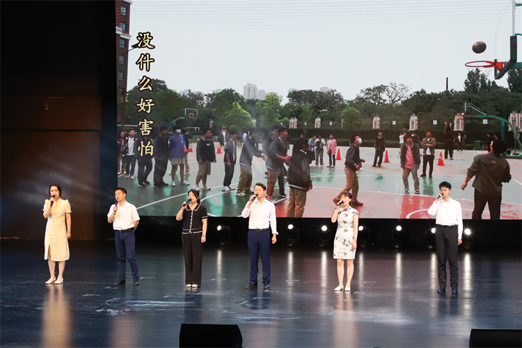 圖片10：教師演唱《離別開(kāi)出花》.JPG