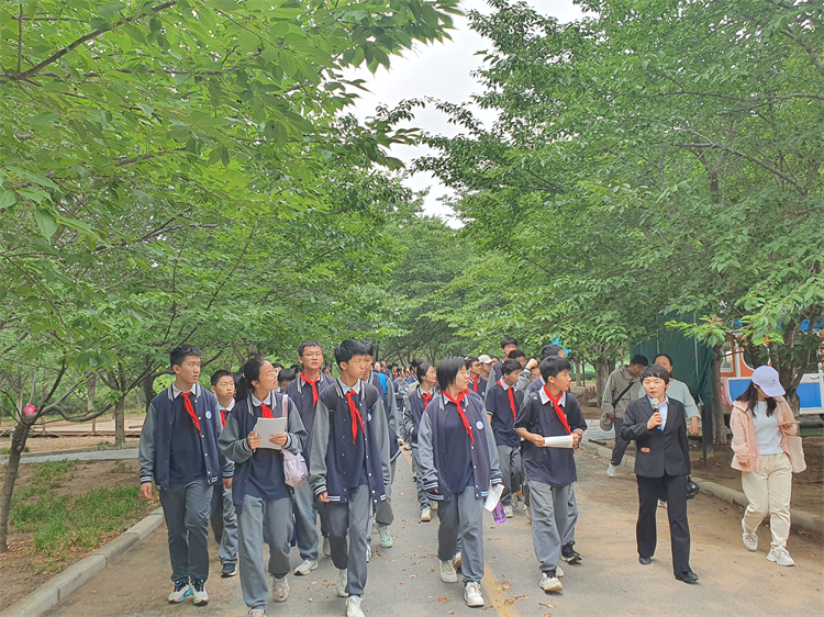圖片2：講解員老師介紹相關知識.jpg