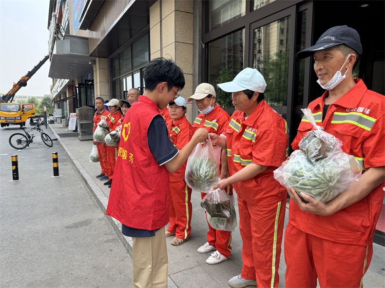 圖2：志愿者向環(huán)衛(wèi)工人獻愛心 (2).jpg