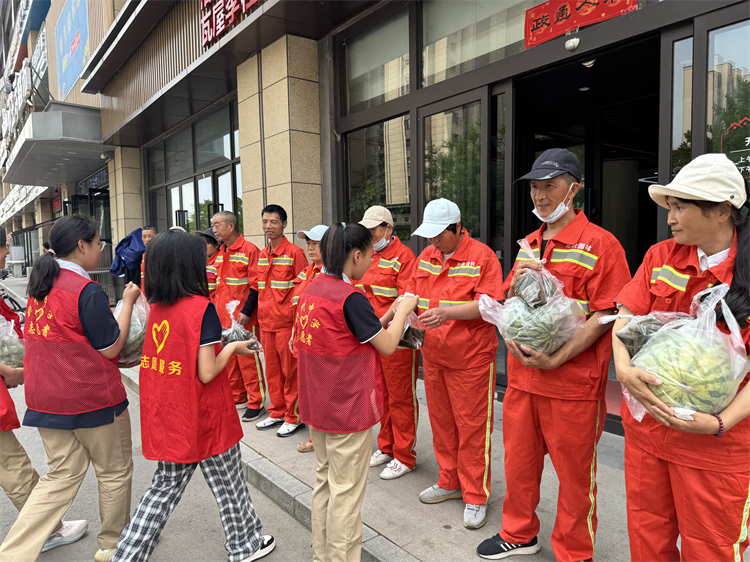 圖2：志愿者向環(huán)衛(wèi)工人獻愛心.jpg