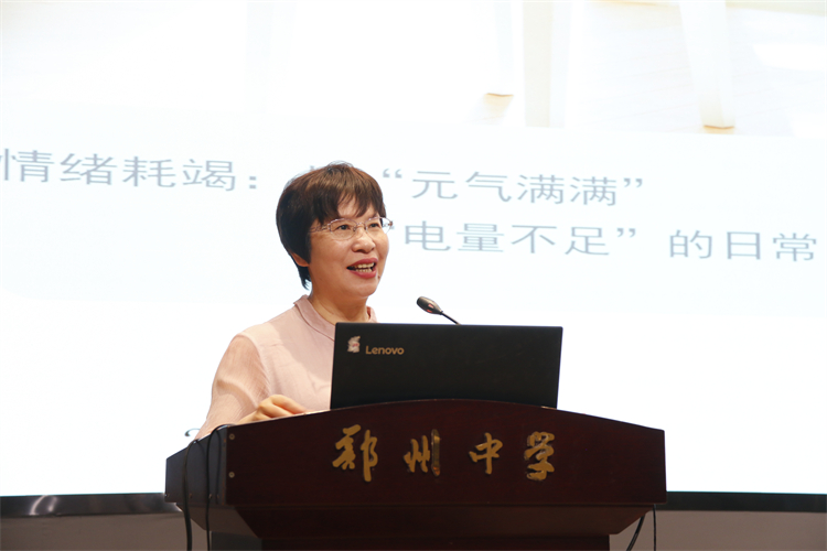 圖片3：楊衛(wèi)平老師進(jìn)行專題講座.JPG