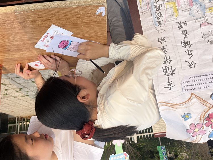 （圖2 專注創(chuàng)作“快樂儲蓄罐”）.jpg
