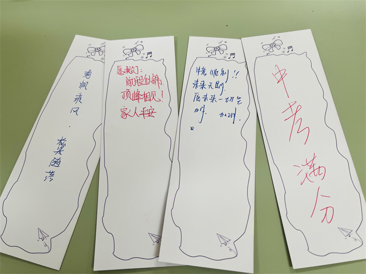 （圖4在書簽上寫下美好的愿望）.jpg