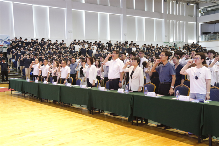 圖2：九年級全體師生重溫鄭州中學(xué)誓詞.JPG