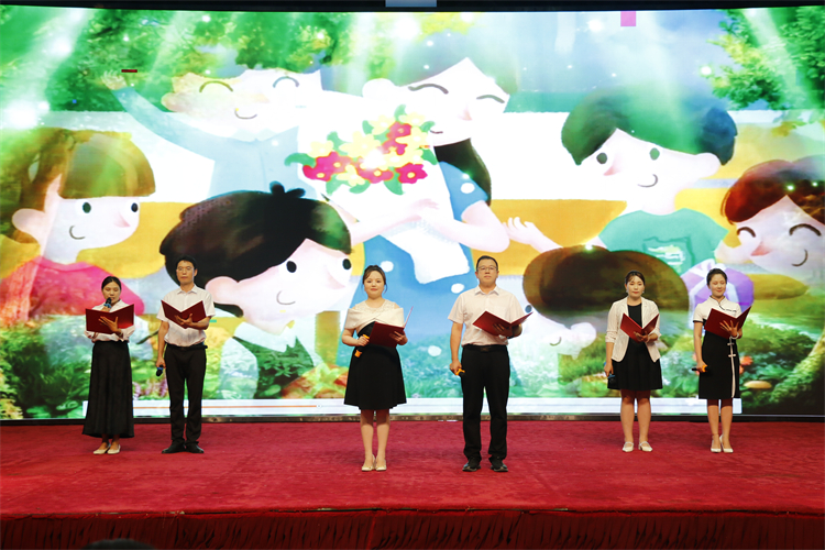 圖4：九年級家長代表進行詩朗誦.JPG