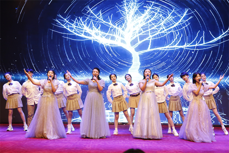 圖5：九年級師生代表演唱《星辰大?！?JPG