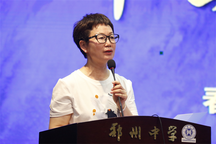圖6：九年級年級主任王學(xué)娟發(fā)言.JPG